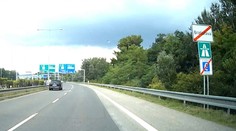 Zmätok na diaľnici. Objavili sa tabule, vďaka ktorým mohli vodiči jazdiť rýchlejšie, išlo o omyl