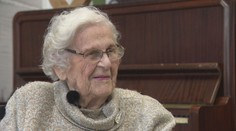 Jej obrazy ležali dlhé roky v škatuliach. Pani Elena sa vo veku 100 rokov dočkala svojej prvej výstavy