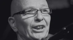 Hral s Mercurym aj Brianom Mayom. Zomrel bývalý basgitarista skupiny Queen