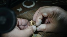 Vietnamka omylom vyhodila diamantový prsteň za desaťtisíce eur. Smetiari ho našli v 11 tonách odpadu