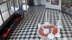 VIDEO: Bývalý študent prišiel vystrieľať školu. Krvavé besnenie prekazil odvážny riaditeľ