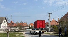 VIDEO: Nehoda nákladiaka, ktorý išiel z farmy na juhu Slovenska, kde utrácajú dobytok. Po ceste strhol elektrický stĺp