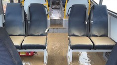 Záplavy na Kysuciach potrápili autobusového dopravcu. Vozidlá plné blata sa snažia dať do prevádzky
