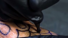 Hypnotizujúci pohľad: Spomalené zábery tetovacej ihly na pokožke