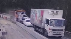 VIDEO: Plne naložený nákladiak na diaľnici rozdrvil viacero áut, štyri osoby zahynuli