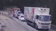 VIDEO: Plne naložený nákladiak na diaľnici rozdrvil viacero áut, štyri osoby zahynuli