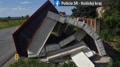 Na východe Slovenska vletelo auto do autobusovej zastávky, traja zranení