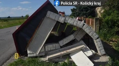Na východe Slovenska vletelo auto do autobusovej zastávky, traja zranení