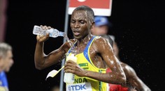 VIDEO: Dvaja najlepší bežci sa tesne pred cieľom pošmykli, jeden z pretekárov ostal nehybne ležať na zemi