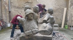 V Trenčíne rozbíjali torzo do betónu zaliateho súsošia zo Štefánikovho pamätníka. Samotnú sochu chceli komunisti roztaviť