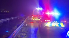 Žena v tmavom oblečení kráčala v noci po diaľnici. Zrazilo ju auto