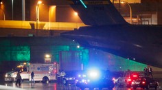 Šéfa americkej diplomacie previezli so zlomenou nohou do Bostonu