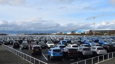 Známa automobilka sa topí v problémoch. Zachrániť ju má rival, napokon z toho nemusí byť nič