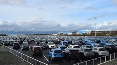 Známa automobilka sa topí v problémoch. Zachrániť ju má rival, napokon z toho nemusí byť nič