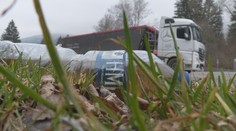 Desaťročia pretrvávajúci problém. Zisťovali sme, či za neporiadok na odpočívadlách môžu vodiči alebo cestári