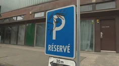 Bratislava prekvapila viacerých vodičov. Pýta si poplatky za parkovacie miesta, ktoré vlastnia ľudia