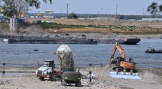 FOTO+VIDEO: Maďarsko bojuje s časom. Otvára stavidlá a potápa lode, aby zvýšilo hladinu Dunaja