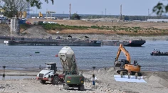 FOTO+VIDEO: Maďarsko bojuje s časom. Otvára stavidlá a potápa lode, aby zvýšilo hladinu Dunaja