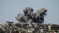 Sýrska vláda vztýčila štátnu vlajku nad mestom, ktoré sa stalo kolískou povstania