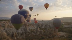 Turisti obdivujú balóny, no pod nimi sa ukrýva celé mesto. Niektoré chodby prejdete len po kolenách