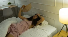 Ako sa lepšie vyspať počas letných horúčav? Odborníci radia, čomu sa vyhnúť a čo naopak pomáha
