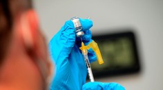 Spustené očkovanie novou vakcínou proti omikronu sprevádzajú prvé problémy