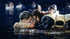 Pre Jacka už nebolo miesto, zachránila sa iba Rose. Vydražili dvere z legendárnej scény z filmu Titanic