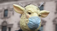 Ľudia, ktorí ešte donedávna odmietali rúška, sa nimi teraz chcú chrániť pred očkovanými