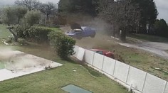 VIDEO: Kuriózna nehoda v Taliansku. Z cesty vyleteli dve Ferrari za sebou a po skoku skončili v plote