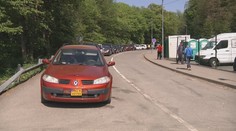 Pred hraničným priechodom v Ubli sa tvoria rozsiahle kolóny. Polícia obmedzuje dopravu