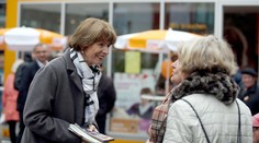 Napadnutá kandidátka Henriette Rekerová vyhrala voľby