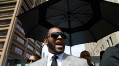 Speváka Roberta Kellyho porota uznala za vinného; hrozí mu doživotie