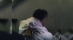 VIDEO: „Zabijem ťa, pusť ma!“ Muž v Košiciach ukradol whisky a vytiahol nôž na SBS-kára
