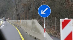 Cestu pod Strečnom už lemujú betónové zábrany. Dopravné zdržanie bolo primerané