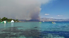 Plamene na Balkáne dosahovali výšku až 30 metrov, ľudia museli zo skál skákať do mora