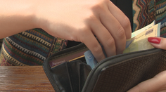 Štát začína vyplácať 100-eurovú pomoc. Niektorí ju dostanú len na vlastnú žiadosť