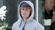 Justin Bieber po boku blonďavej modelky. Od Seleny má na kilometre ďaleko