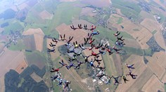 VIDEO: Slovenskí parašutisti prekonali národný rekord. Pri zoskoku vytvorili 46-člennú formáciu