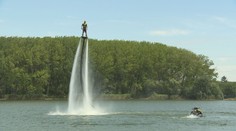 Lieta nad vodou. Ľudia jeho adrenalínovú šou sledujú so zatajeným dychom