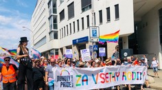 Oba pochody podporujú rodinu, napriek tomu sa nezhodujú. Boli sme na Dúhovom PRIDE aj na Hrdí na rodinu