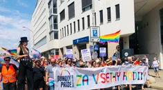 Oba pochody podporujú rodinu, napriek tomu sa nezhodujú. Boli sme na Dúhovom PRIDE aj na Hrdí na rodinu