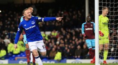 VIDEO: Arsenal rozstrieľal Huddersfield, Rooney zavŕšil hetrik gólom z 50 metrov