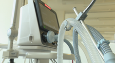 Pre ventilovaných pacientov zostali posledné lôžka. Prístroje však už nemá kto obsluhovať