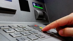Muž uviazol vo vnútri bankomatu, ľuďom vysúval lístky s prosbou o pomoc