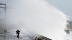 Búrka Ellen spôsobila v Írsku veľké škody. V sobotu ovplyvní aj počasie na Slovensku