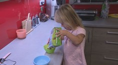 Kristýnka patrí medzi „Palčekov“. Špeciálna liečba vrodeného ochorenia jej prináša výsledky