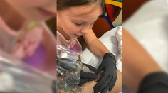 VIDEO: Profesionálneho tetovača potetovala jeho šesťročná dcéra. Jej tvorba dojme každého