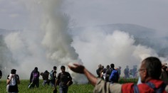 VIDEO: Macedónska polícia použila proti migrantom slzotvorný plyn