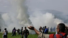 VIDEO: Macedónska polícia použila proti migrantom slzotvorný plyn