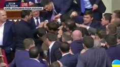 Lietali facky a päste! V parlamente sa strhla obrovská bitka